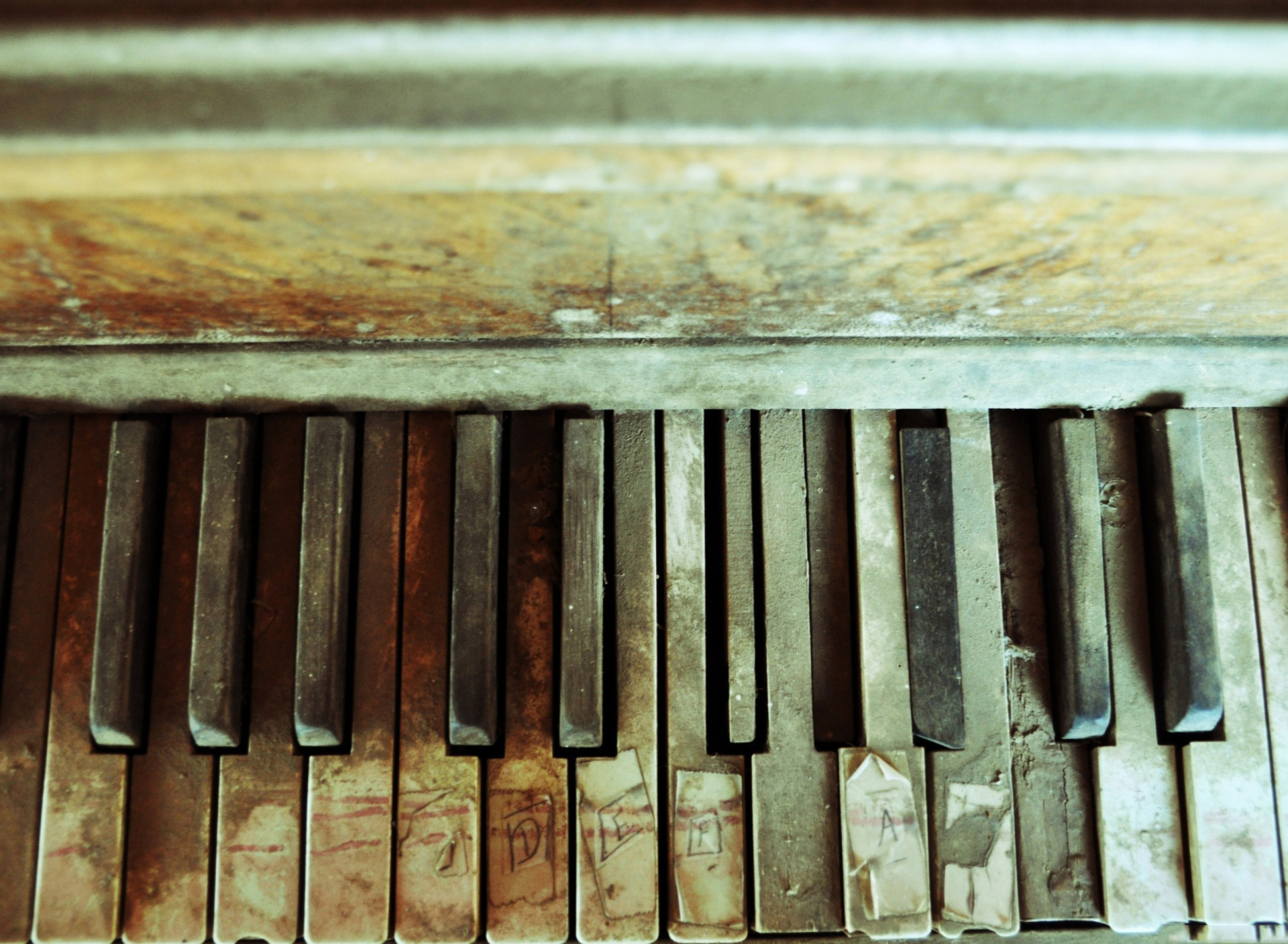 Fondo de pantalla Old Piano Keyboard 1920x1408