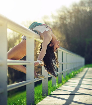 Gymnastics At Fresh Air - Obrázkek zdarma pro 320x480