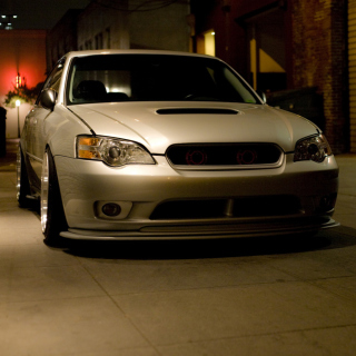 Kostenloses Turbo Subaru Legacy In Garage Wallpaper für iPad