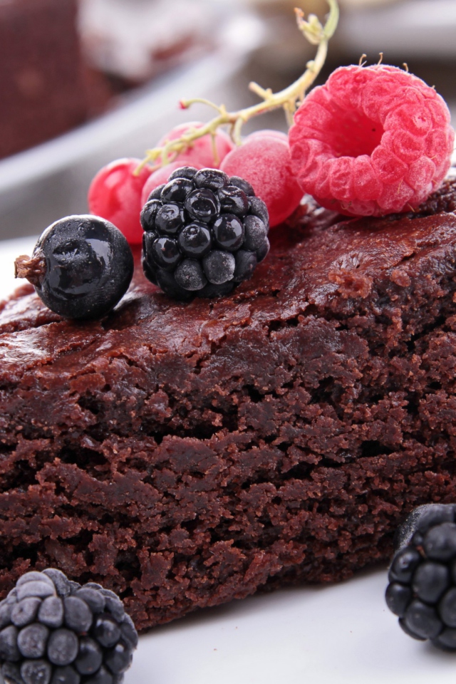 Screenshot №1 pro téma Berries On Chocolate Cake 640x960