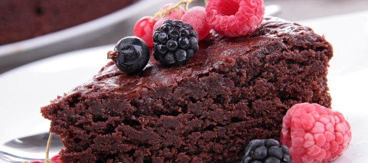 Обои Berries On Chocolate Cake 720x320