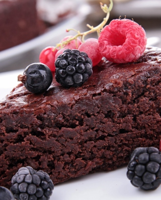 Berries On Chocolate Cake - Obrázkek zdarma pro 640x960
