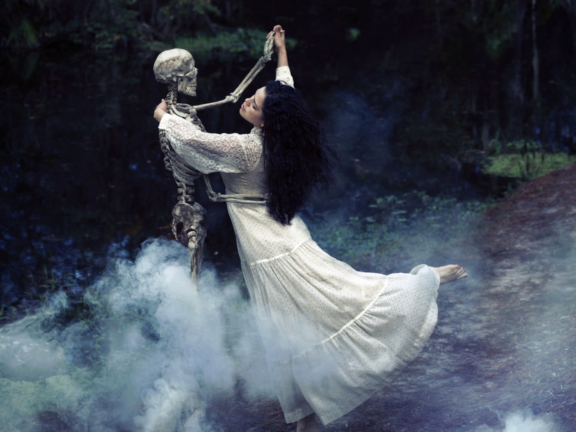 Sfondi Girl Dancing With Skeleton 1152x864
