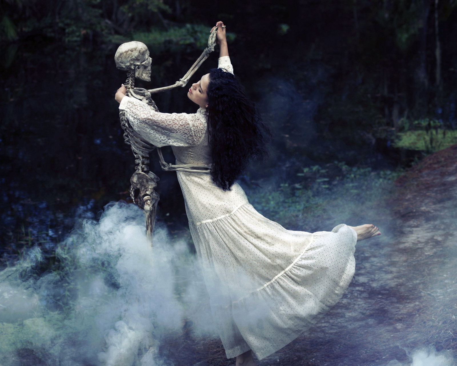 Das Girl Dancing With Skeleton Wallpaper 1600x1280
