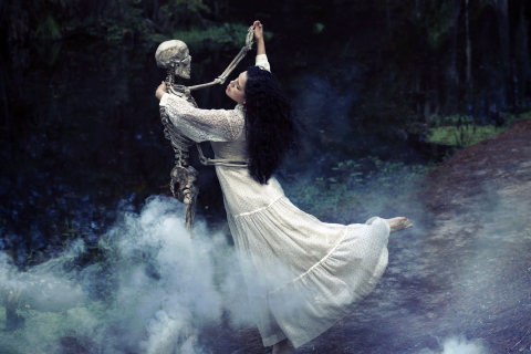 Das Girl Dancing With Skeleton Wallpaper 480x320