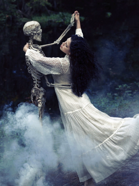 Screenshot №1 pro téma Girl Dancing With Skeleton 480x640