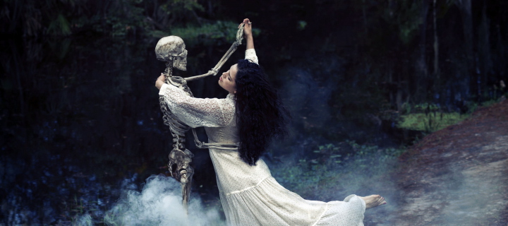 Screenshot №1 pro téma Girl Dancing With Skeleton 720x320