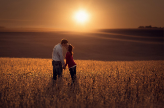 Couple Kissing In Field - Obrázkek zdarma 