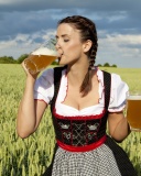 Fondo de pantalla Girl likes Bavarian Weissbier 128x160