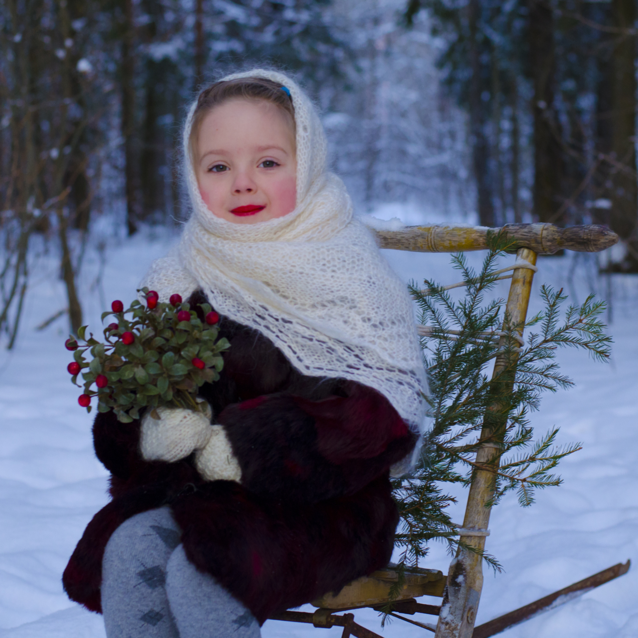 Fondo de pantalla Little Girl In Winter Outfit 2048x2048