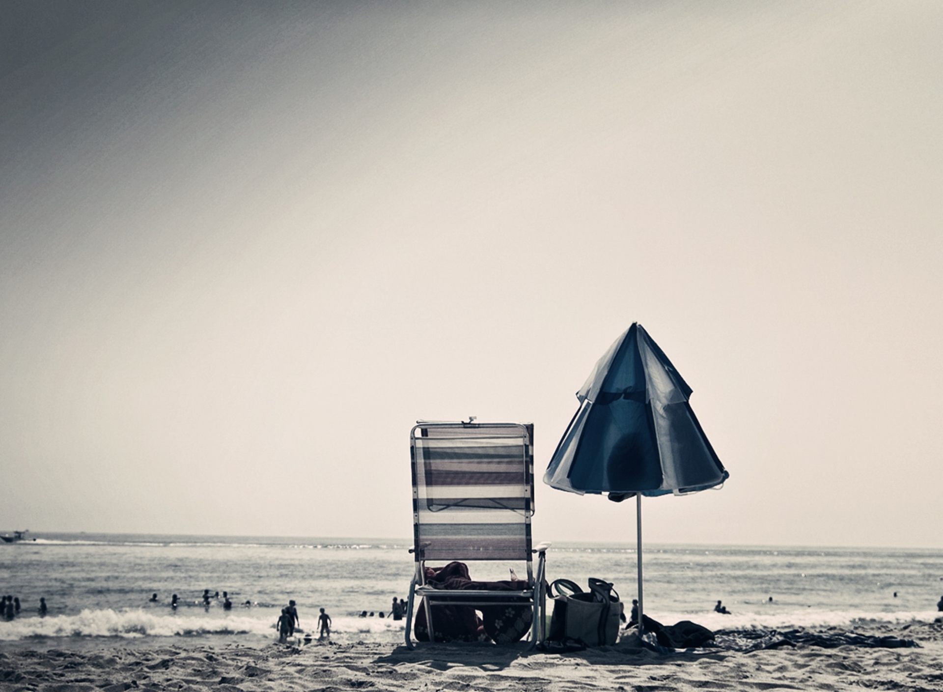 Fondo de pantalla Beach Chair And Umbrella 1920x1408