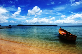 Boat On Sea Shore - Obrázkek zdarma pro Sony Xperia Z1