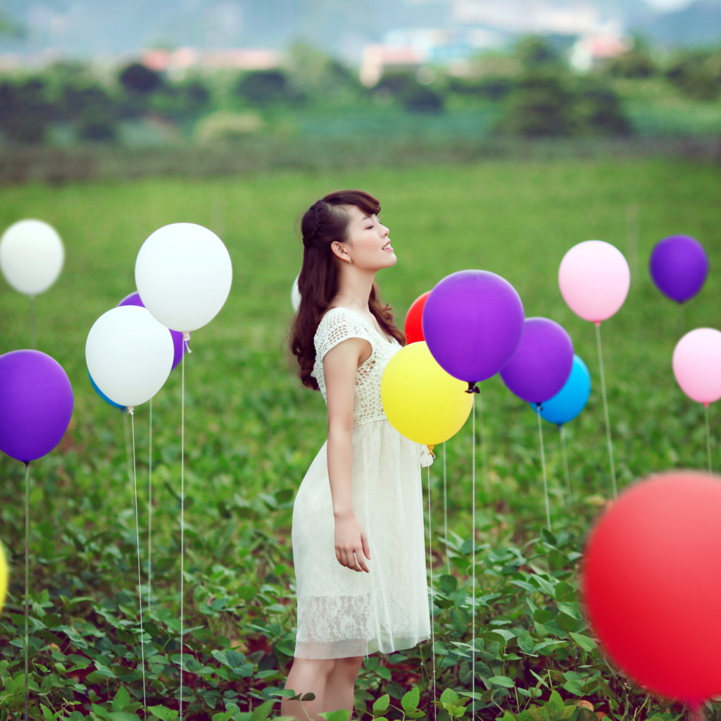 Fondo de pantalla Girl And Colorful Balloons 1024x1024