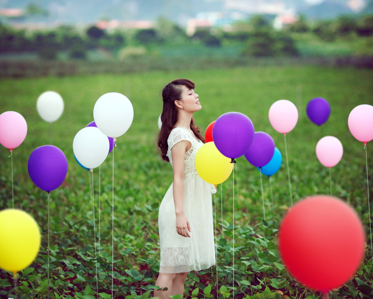 Screenshot №1 pro téma Girl And Colorful Balloons 1280x1024