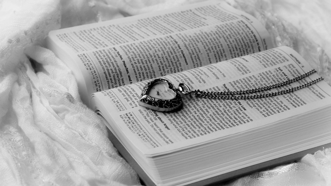 Das Bible And Vintage Heart-Shaped Watch Wallpaper 1280x720