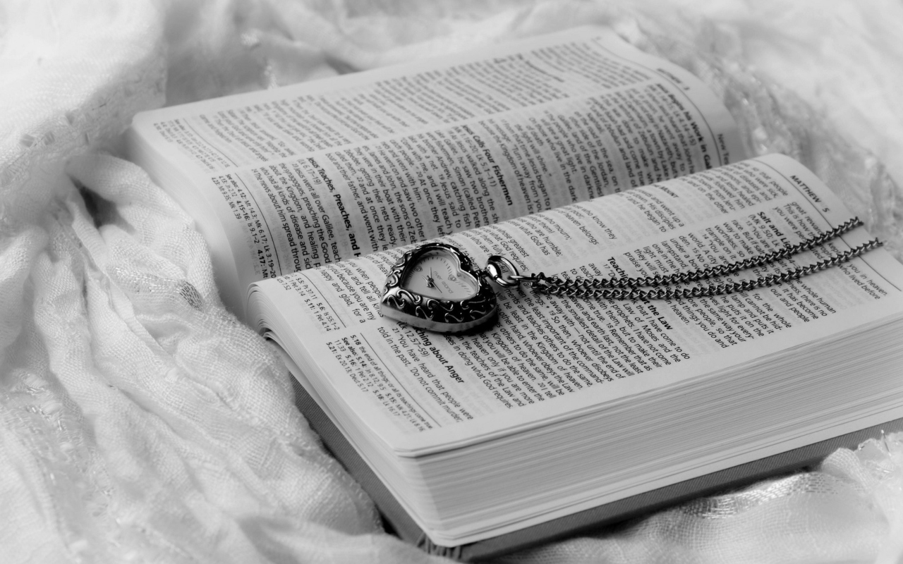 Das Bible And Vintage Heart-Shaped Watch Wallpaper 1280x800