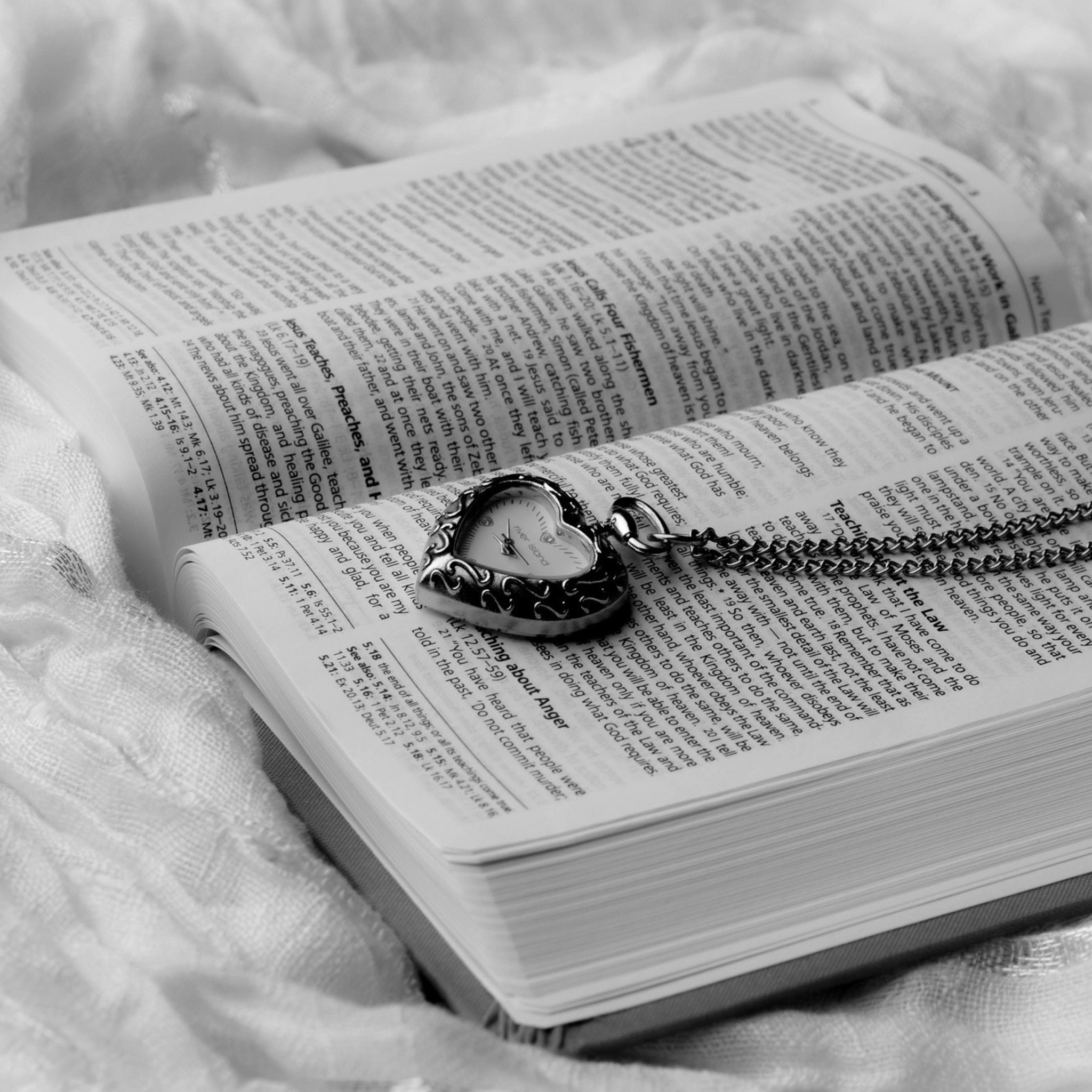Das Bible And Vintage Heart-Shaped Watch Wallpaper 2048x2048