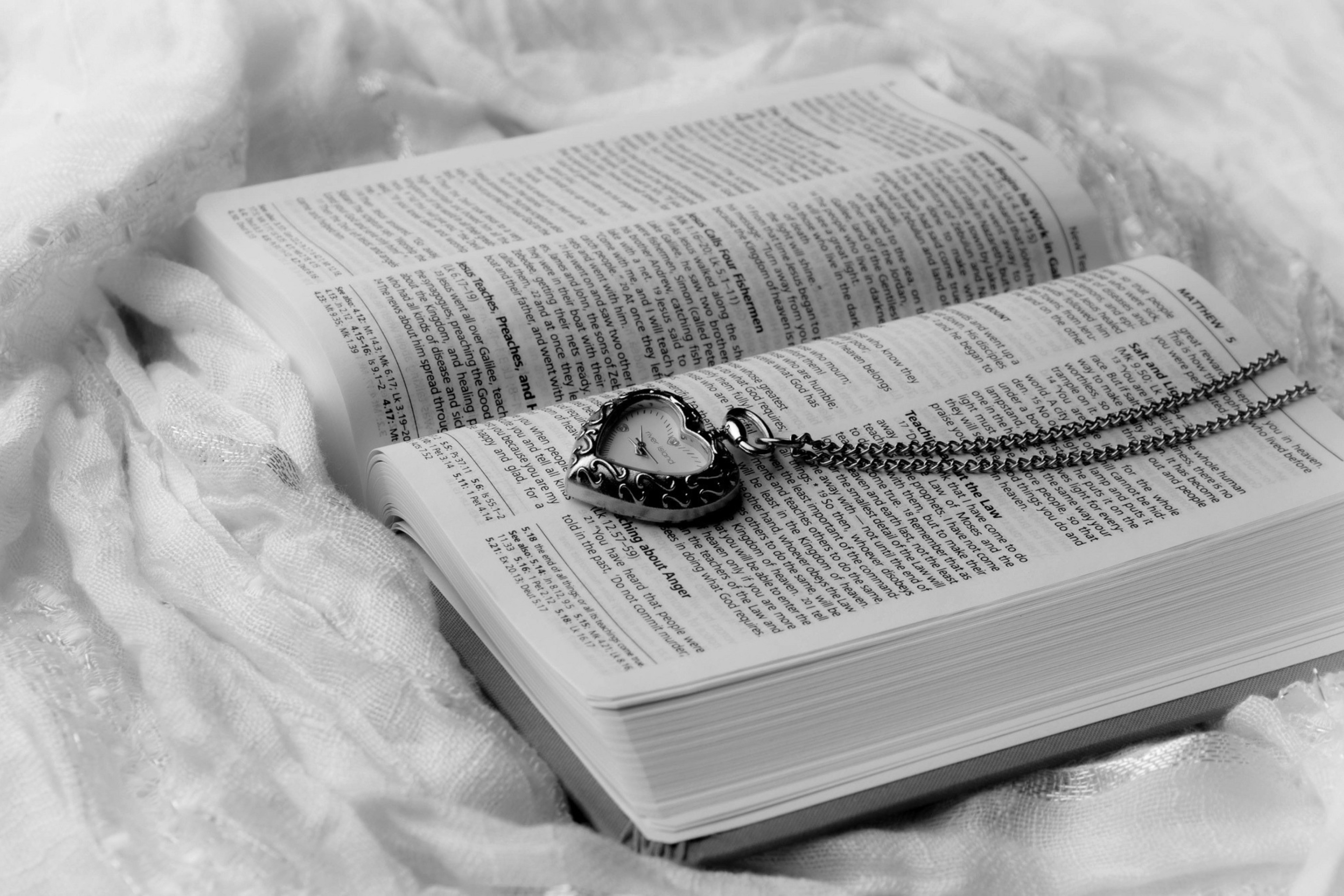 Das Bible And Vintage Heart-Shaped Watch Wallpaper 2880x1920