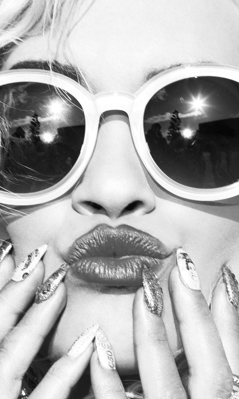 Sfondi Black And White Portrait Of Blonde Model In Fashion Sunglasses 768x1280
