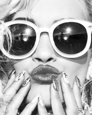 Black And White Portrait Of Blonde Model In Fashion Sunglasses - Obrázkek zdarma pro Nokia C2-02