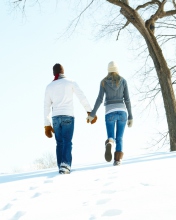 Das Romantic Walk Through The Snow Wallpaper 176x220