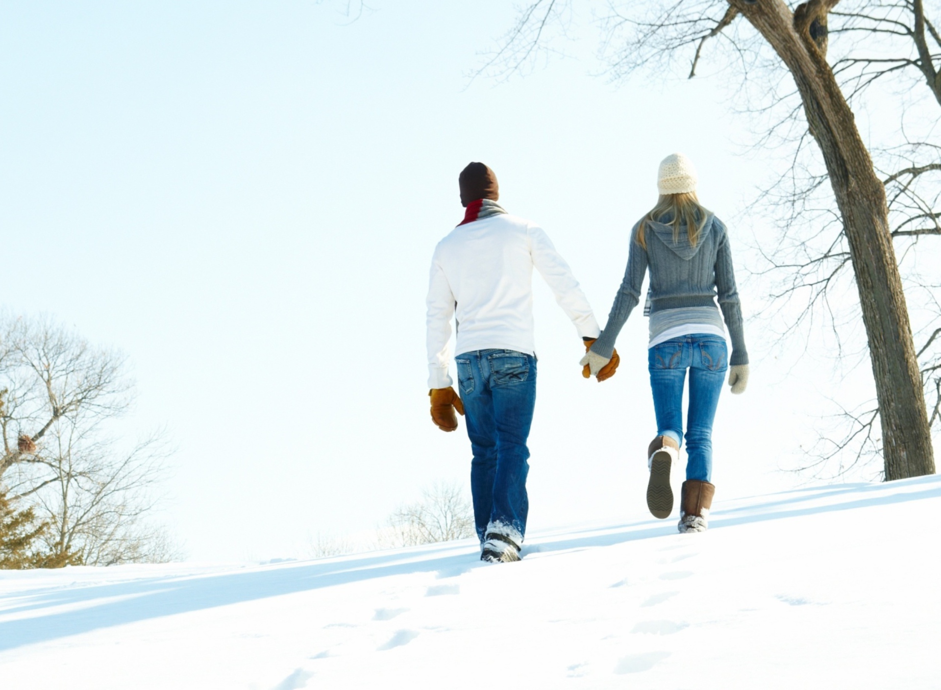 Обои Romantic Walk Through The Snow 1920x1408