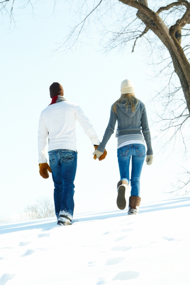 Das Romantic Walk Through The Snow Wallpaper 640x960