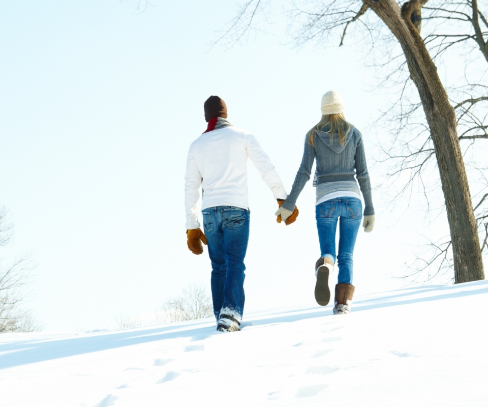 Обои Romantic Walk Through The Snow 960x800