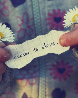 Closer To Love - Obrázkek zdarma pro iPhone 5