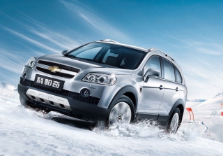 Chevrolet Captiva On Snow - Obrázkek zdarma pro 1280x800