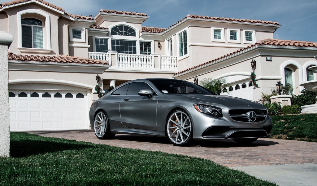 Screenshot №1 pro téma Mercedes Benz S63 AMG Coupe 1024x600