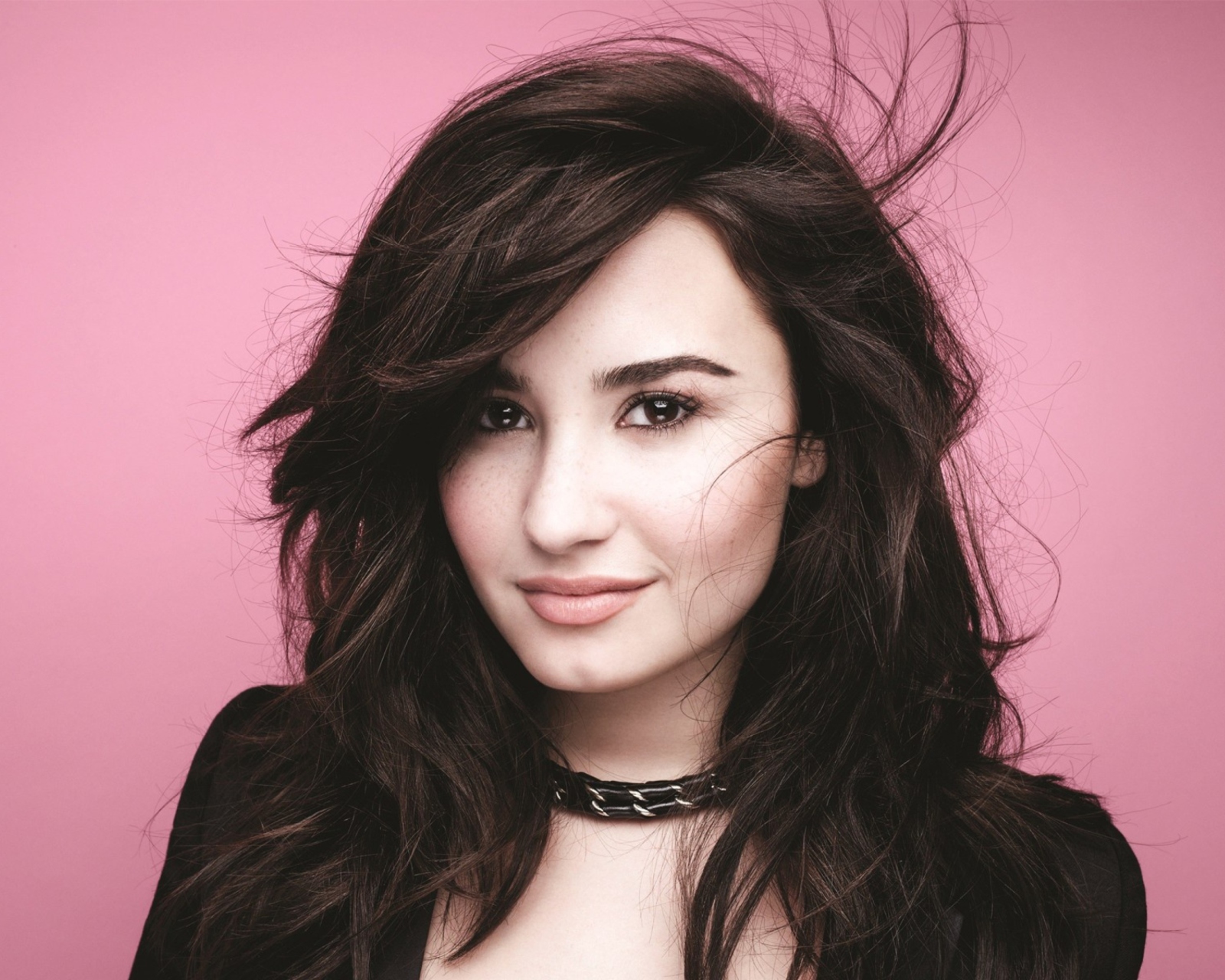 Обои Demi Lovato Girlfriend 1600x1280