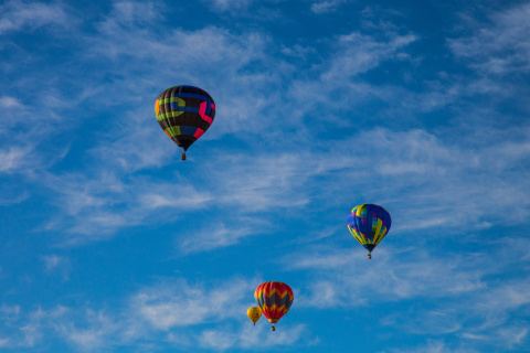 Climb In Balloon wallpaper 480x320