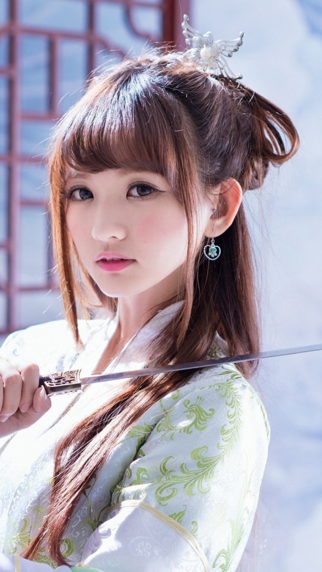 Das Samurai Girl with Katana Wallpaper 640x1136
