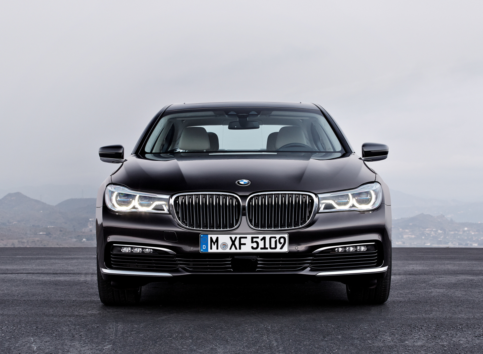 Обои BMW 750Li 1920x1408