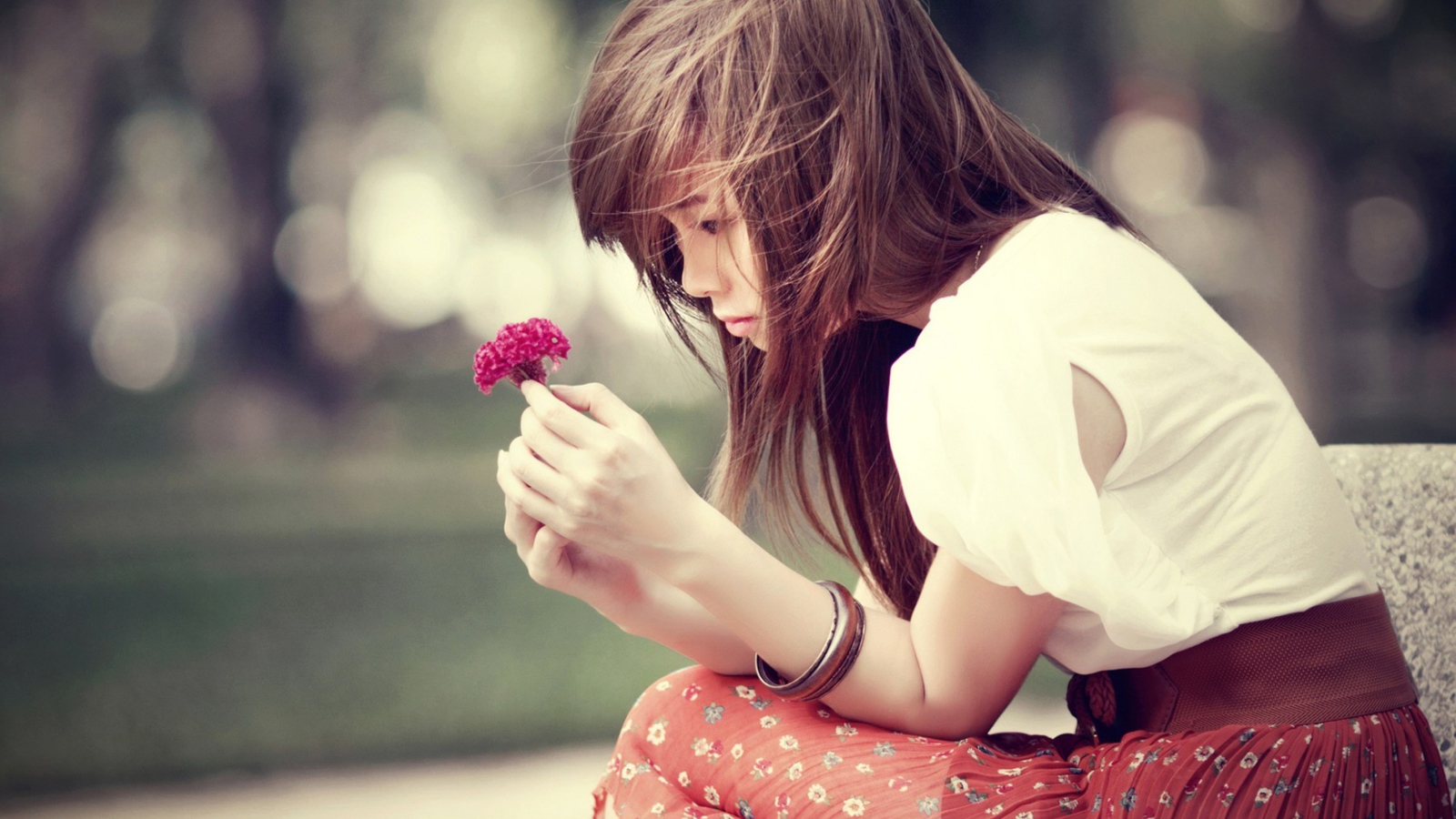 Girl And Purple Flower screenshot #1 1600x900