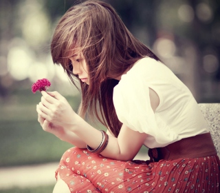 Girl And Purple Flower - Obrázkek zdarma pro iPad