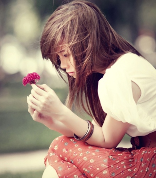 Girl And Purple Flower - Obrázkek zdarma pro iPhone 4S