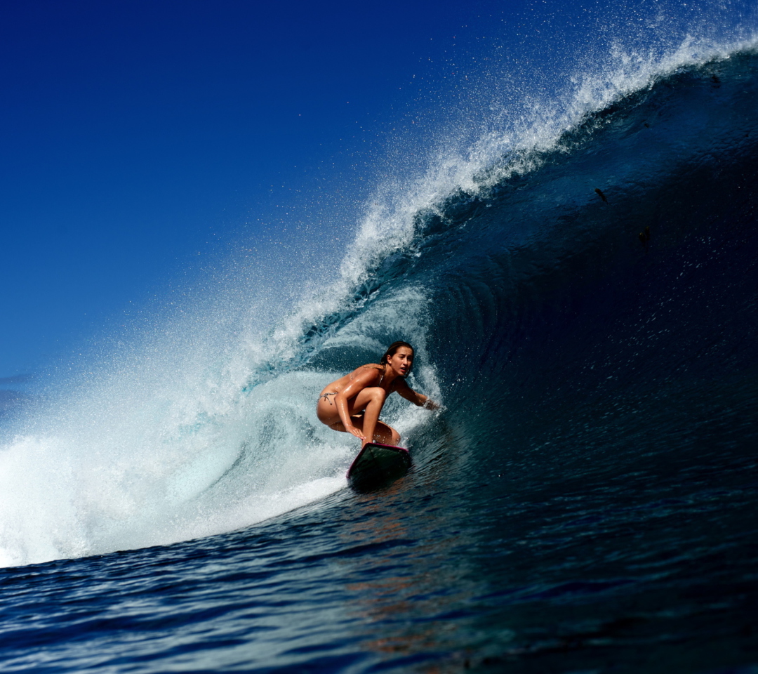 Das Big Wave Surfing Girl Wallpaper 1080x960