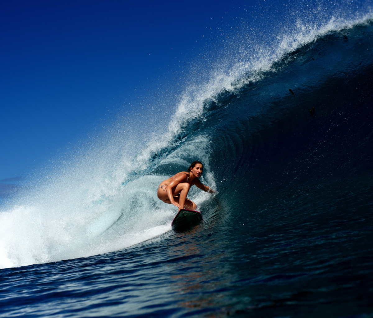 Fondo de pantalla Big Wave Surfing Girl 1200x1024