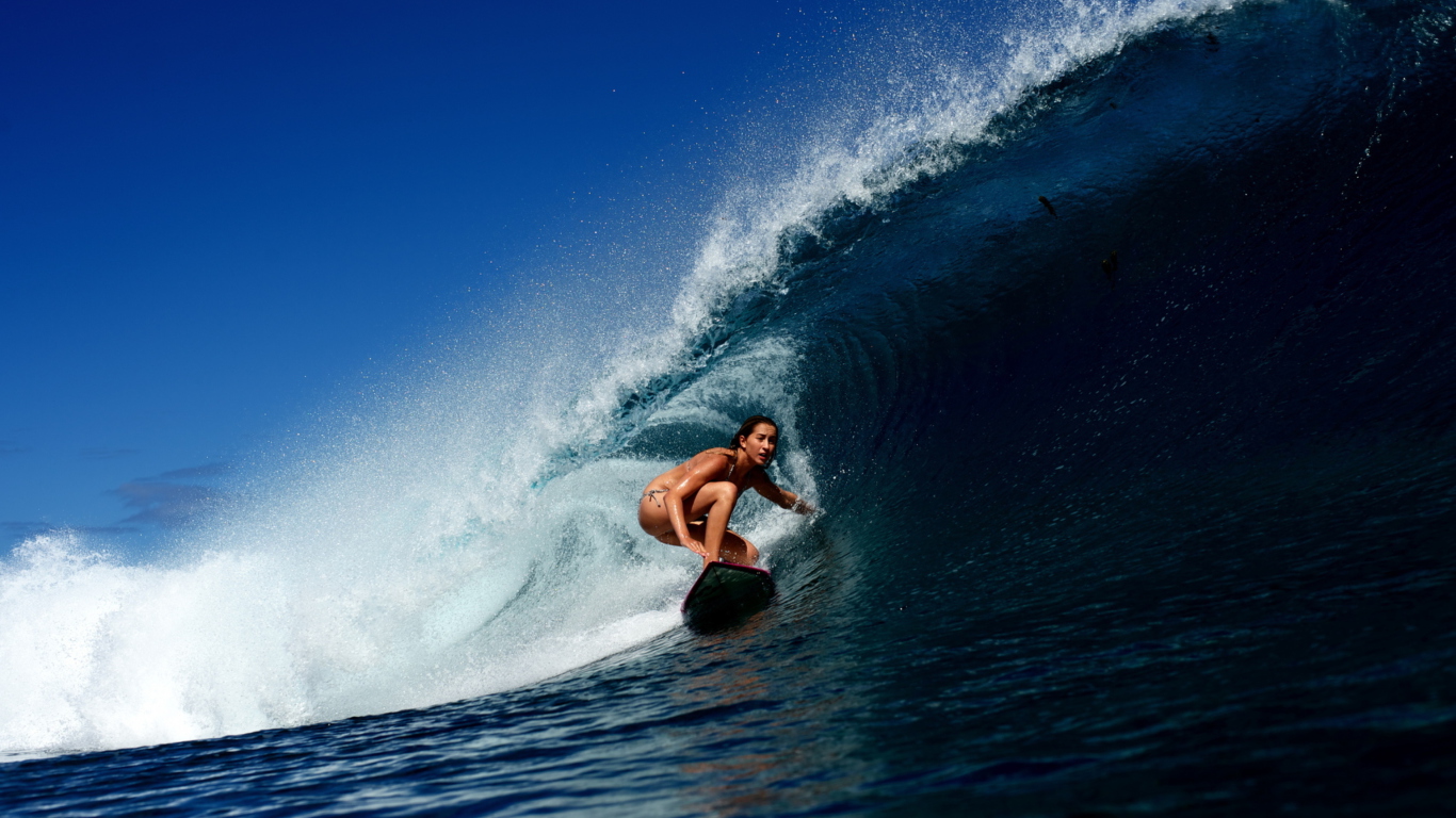 Sfondi Big Wave Surfing Girl 1366x768