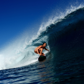 Kostenloses Big Wave Surfing Girl Wallpaper für iPad Air