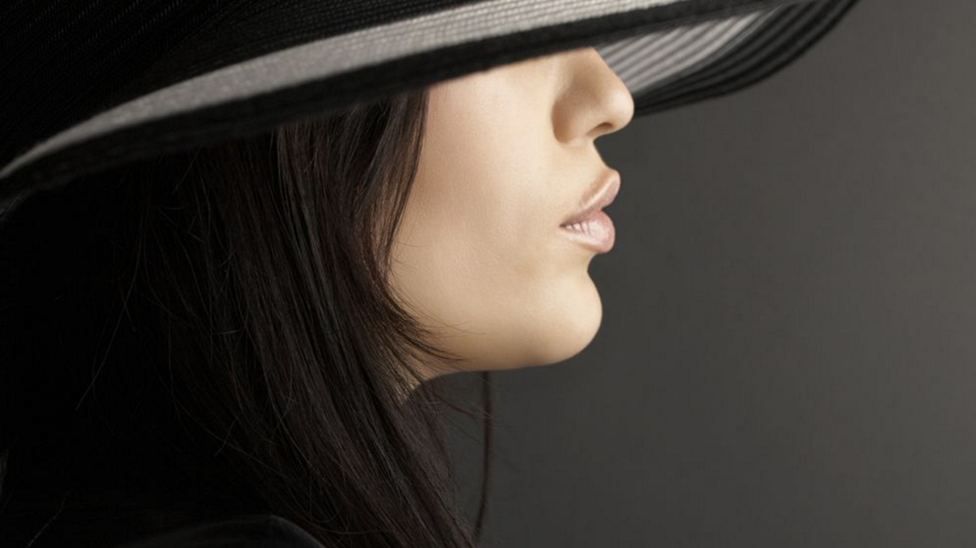 Das Woman in Black Hat Wallpaper 1366x768