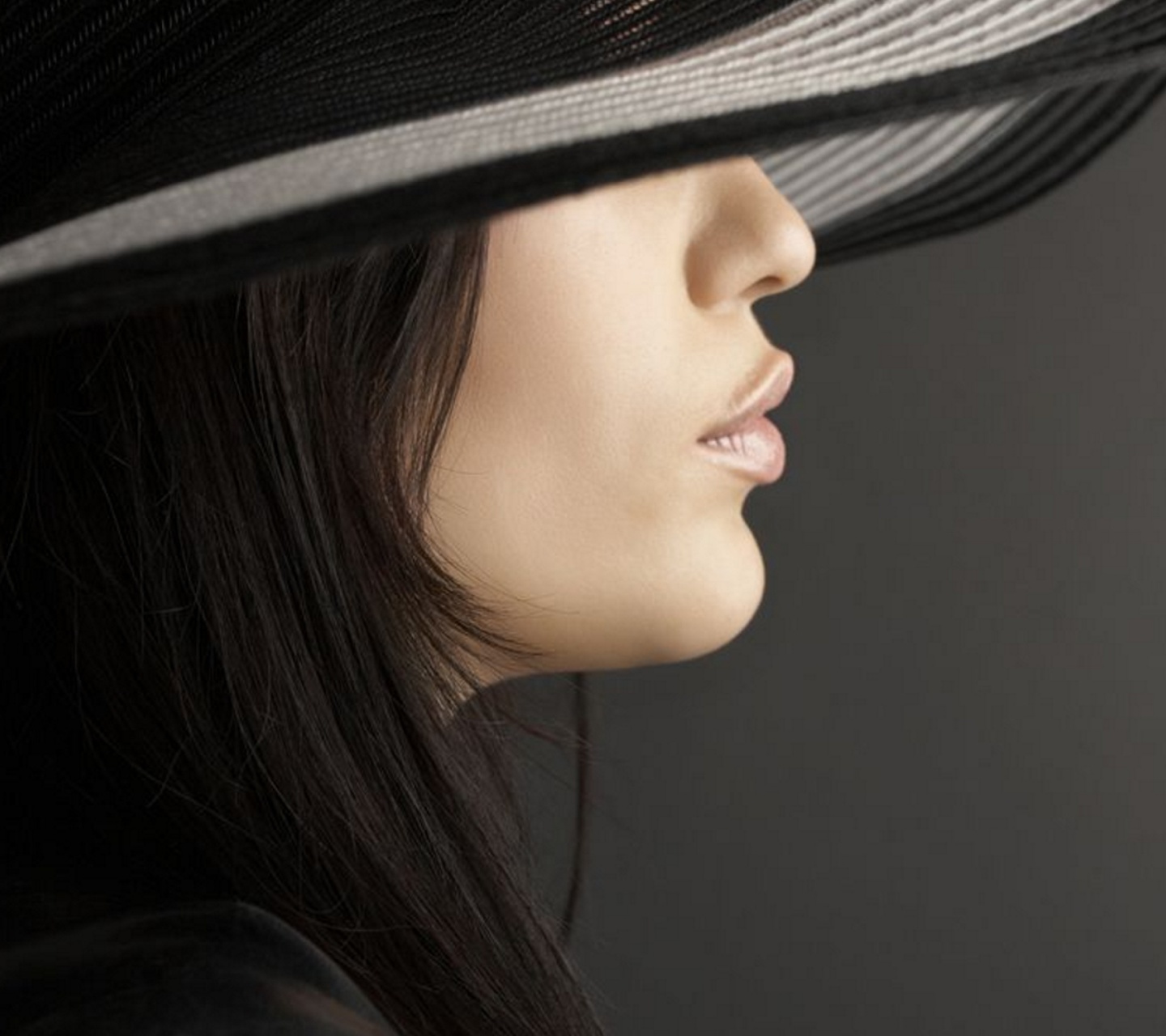 Обои Woman in Black Hat 1440x1280