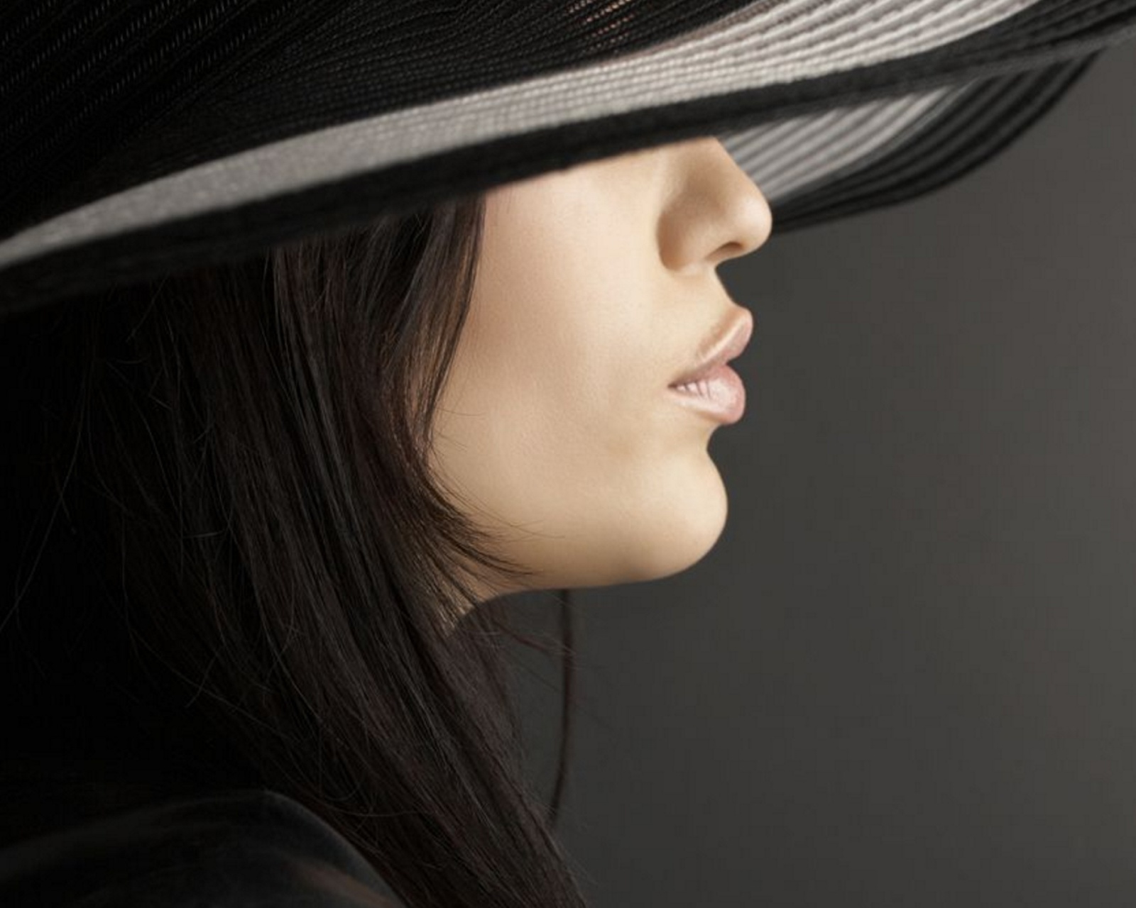 Обои Woman in Black Hat 1600x1280