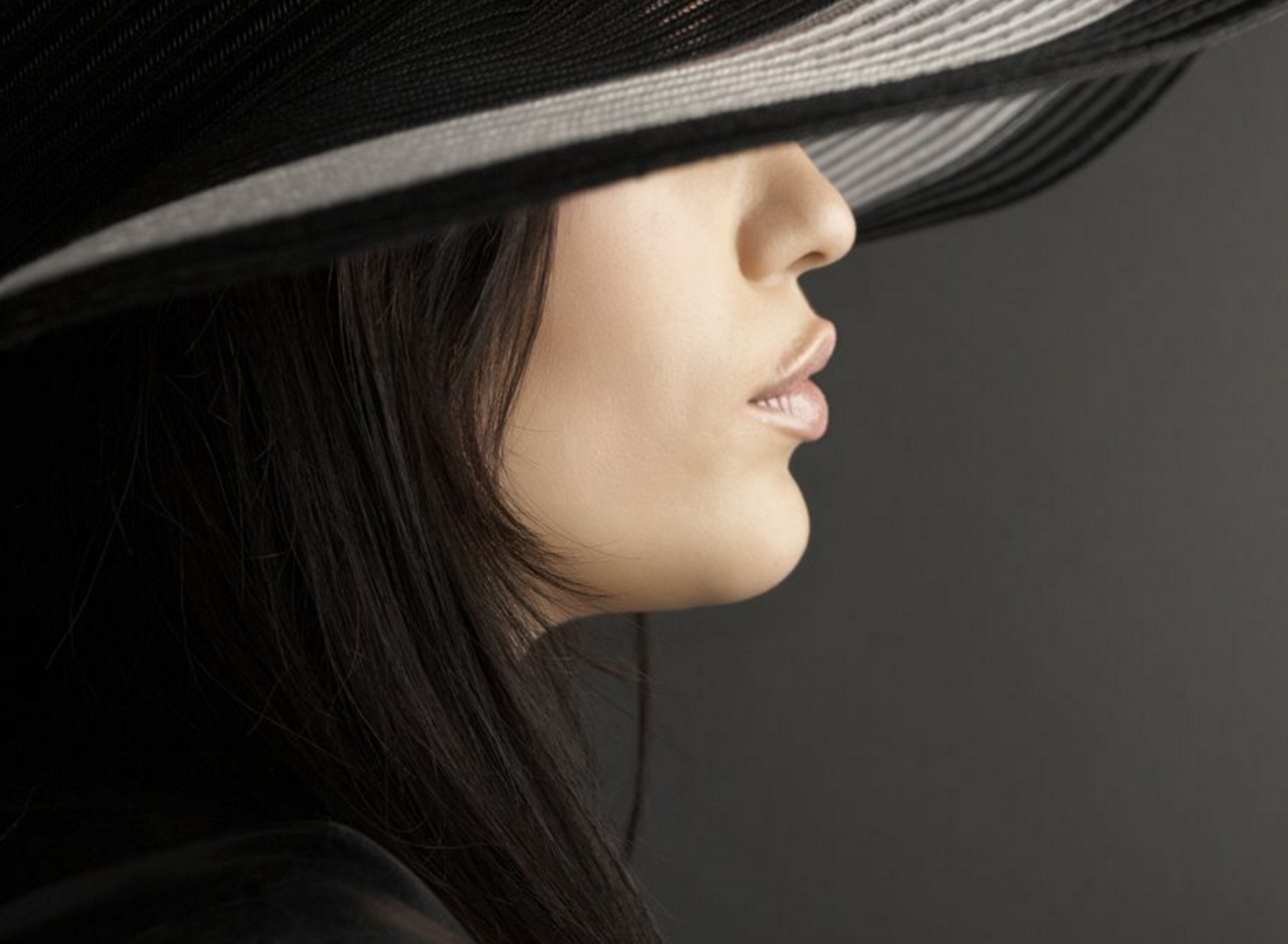 Das Woman in Black Hat Wallpaper 1920x1408