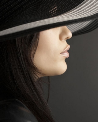 Обои Woman in Black Hat для Nokia Asha 305