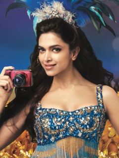 Das Deepika Padukone With Photo Camera Wallpaper 240x320