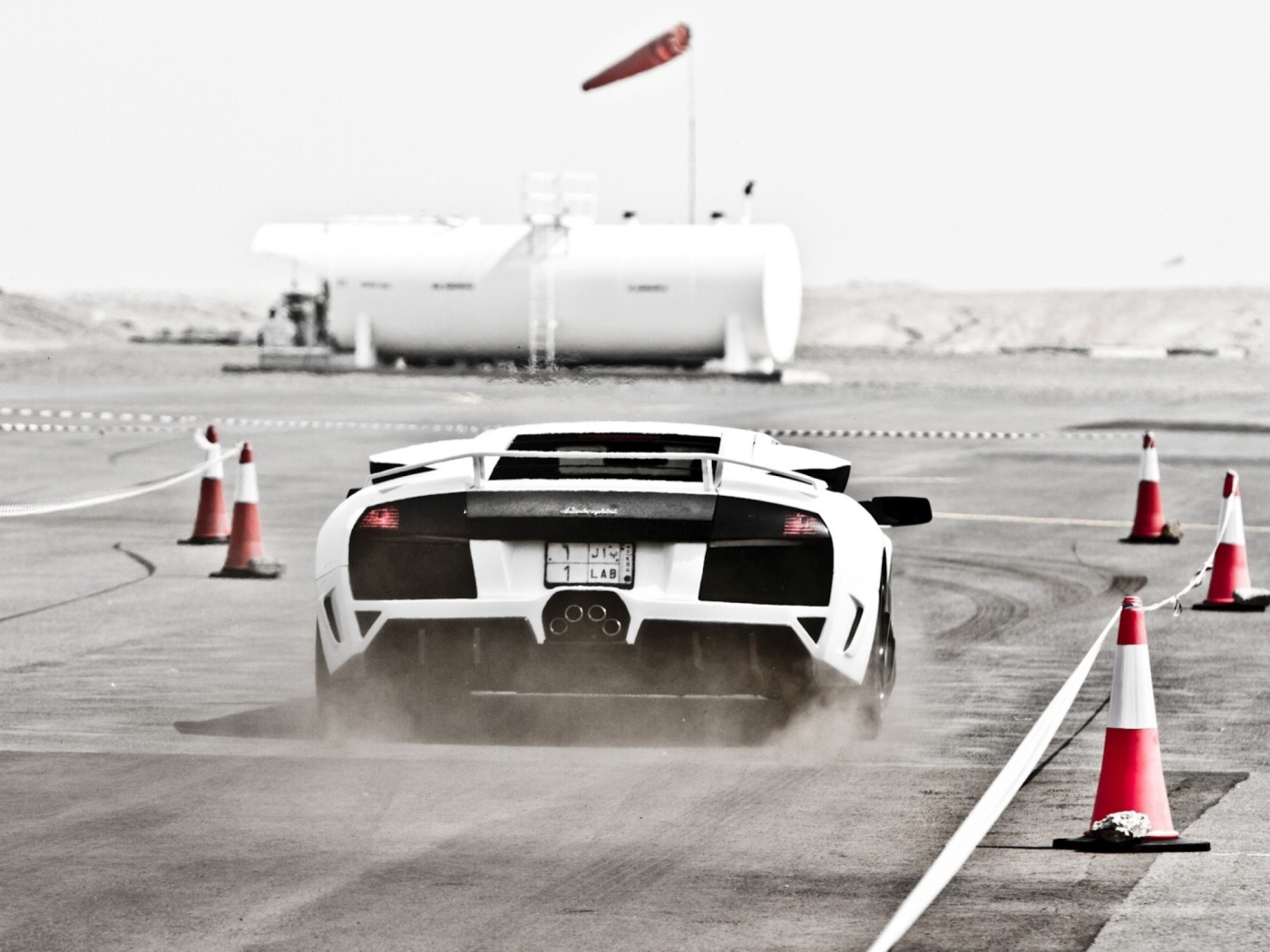 Screenshot №1 pro téma White Lamborghini Murcielago On Track 1400x1050