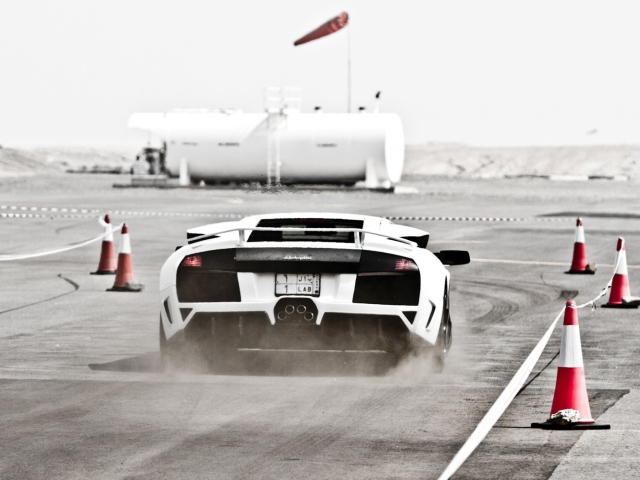 Fondo de pantalla White Lamborghini Murcielago On Track 640x480